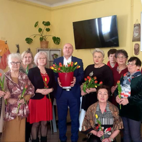 Powiększ obraz: Wicewójt Gminy Zagnańsk, Kierownik GOPS oraz zgromadzone seniorki z otrzymanymi tulipanami